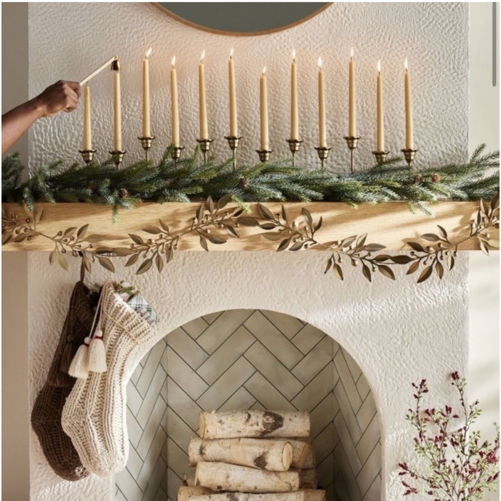 HEARTH & HAND New in Opened box decorative brass metal leaf garland -5’ -gold
